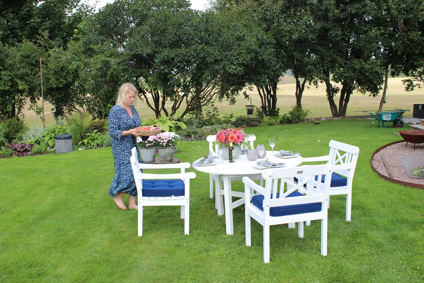 Matgrupp Holmsund 120 cm runt bord + 4 fåtöljer, Eden Wood