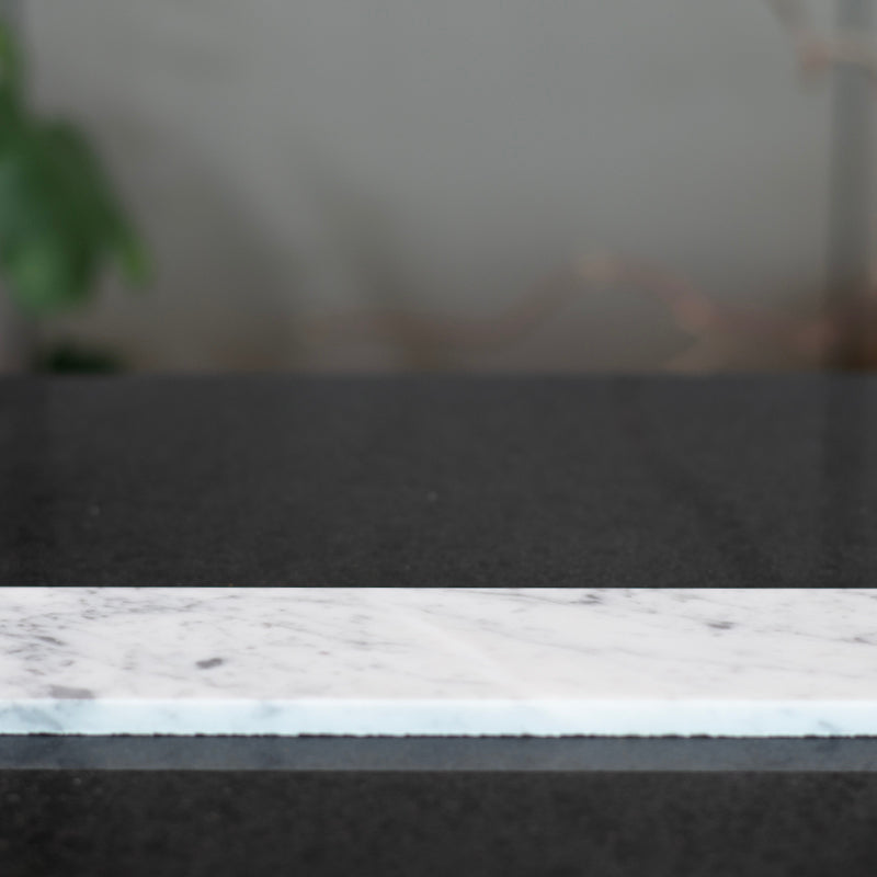 Italiensk Bianco Carrara marmor sockel 8 cm hög i fallande längder natursten modernahuset.se