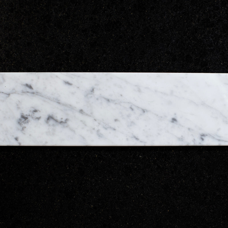 Italiensk Bianco Carrara marmorsockel 8 cm hög i fallande längder modernahuset.se