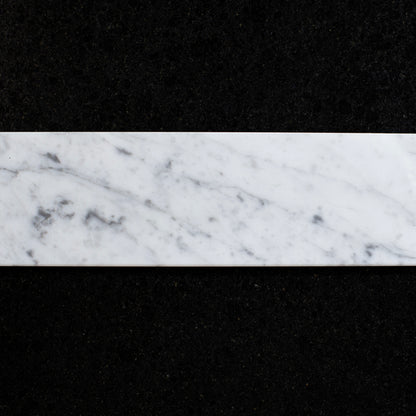 Italiensk Bianco Carrara marmorsockel 8 cm hög i fallande längder modernahuset.se