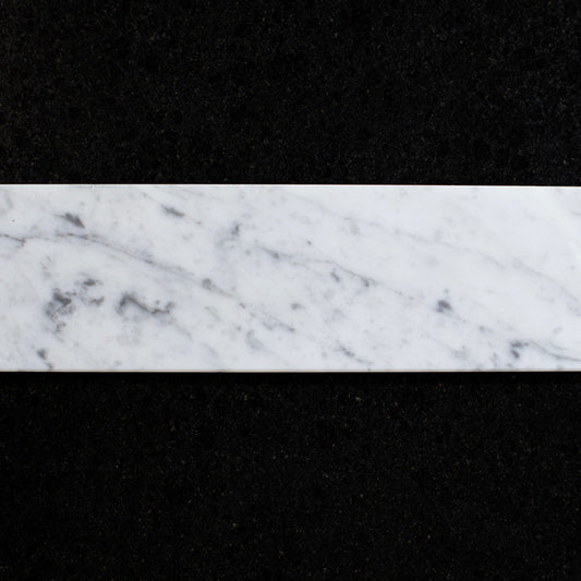 Italiensk Bianco Carrara marmorsockel 8 cm hög i fallande längder modernahuset.se