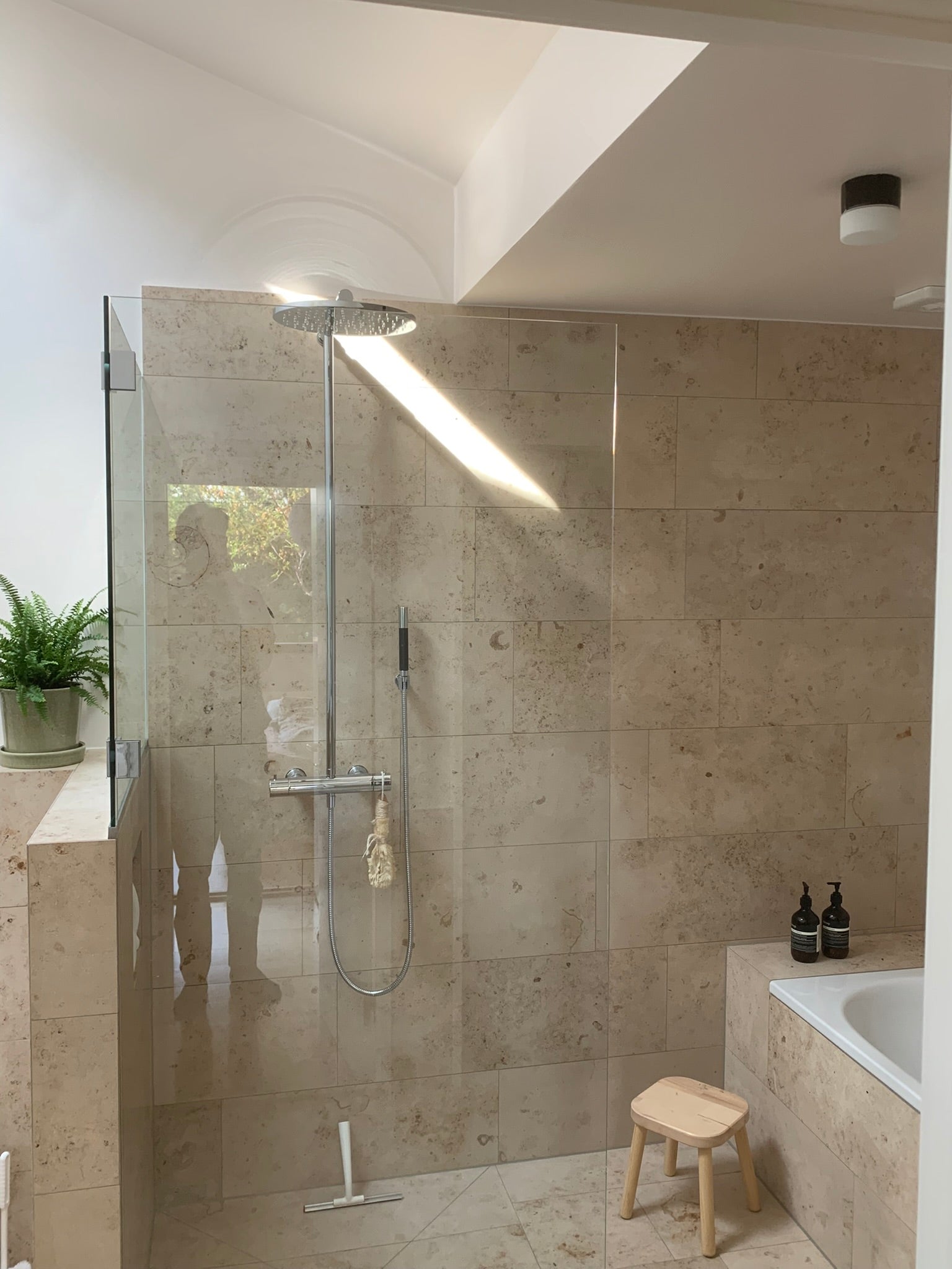 kalksten jura rödbeige dusch inspiration badrumsinspo modernahuset.se
