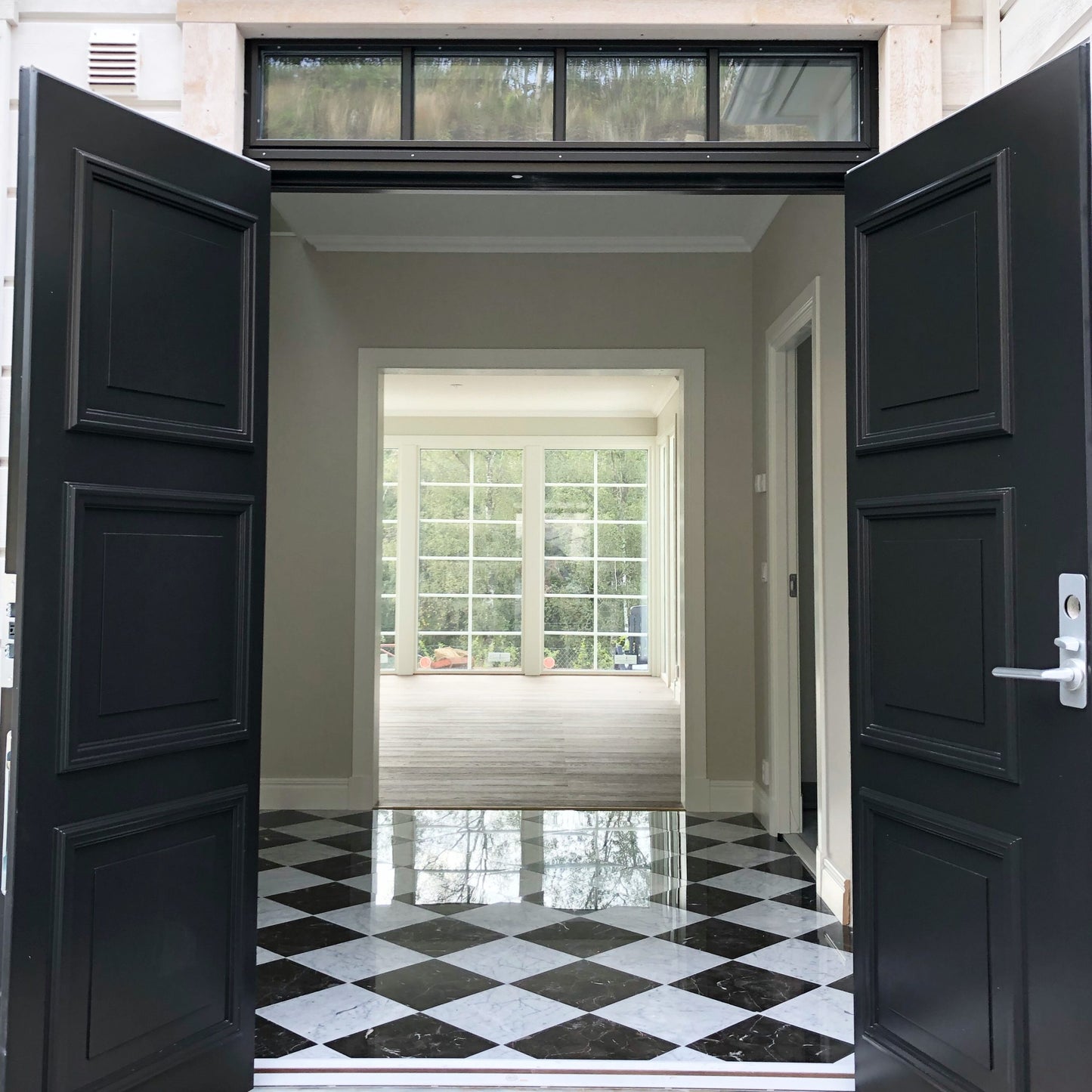 Schackrutigt marmorgolv Nero marquina Bianco Carrara natursten inspo modernahuset.se