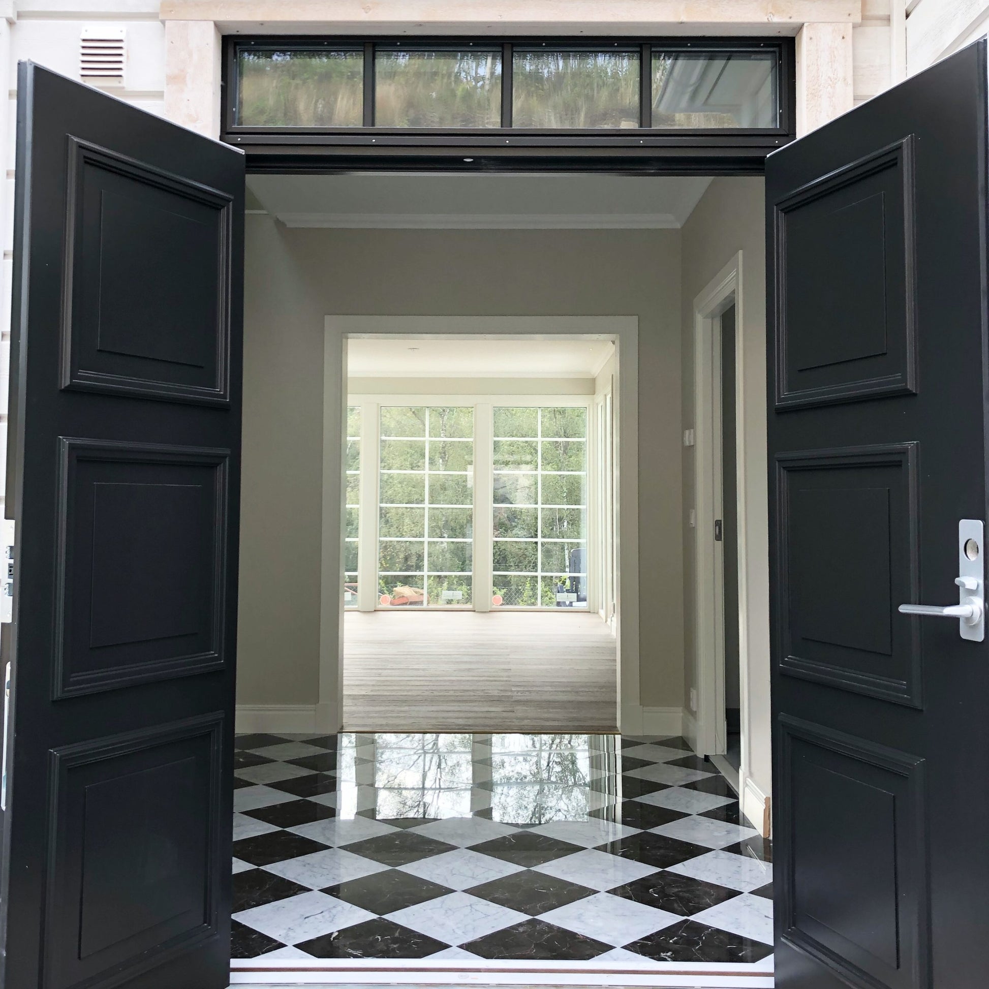 Schackrutigt marmorgolv Nero marquina Bianco Carrara natursten inspo modernahuset.se