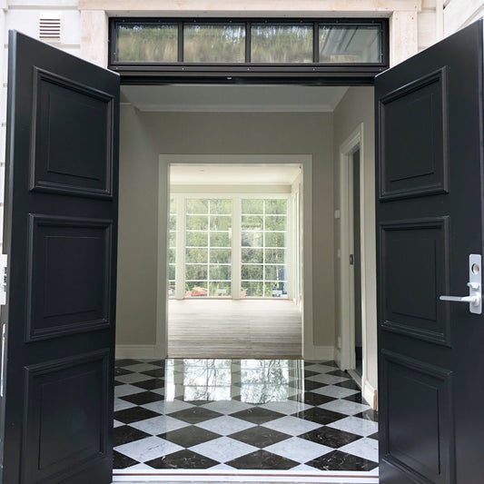 Schackrutigt marmorgolv Nero marquina Bianco Carrara natursten inspo modernahuset.se