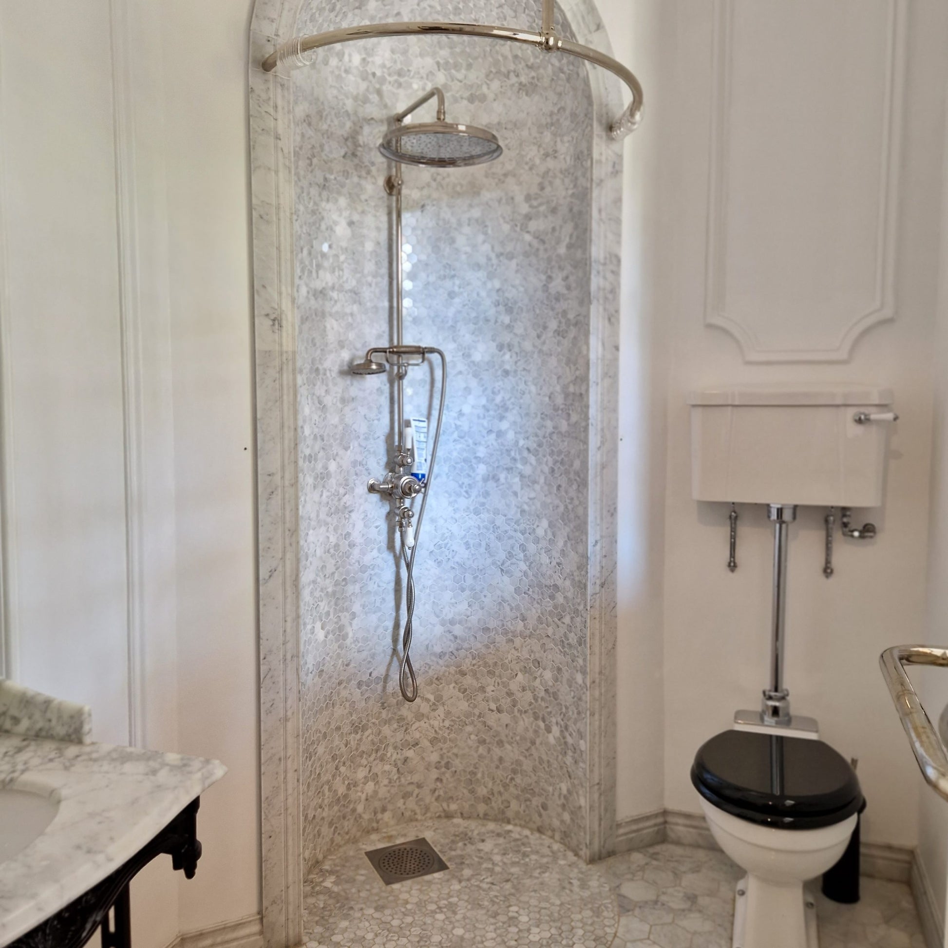 italiensk natursten i Bianco Carrara marmor i badrum